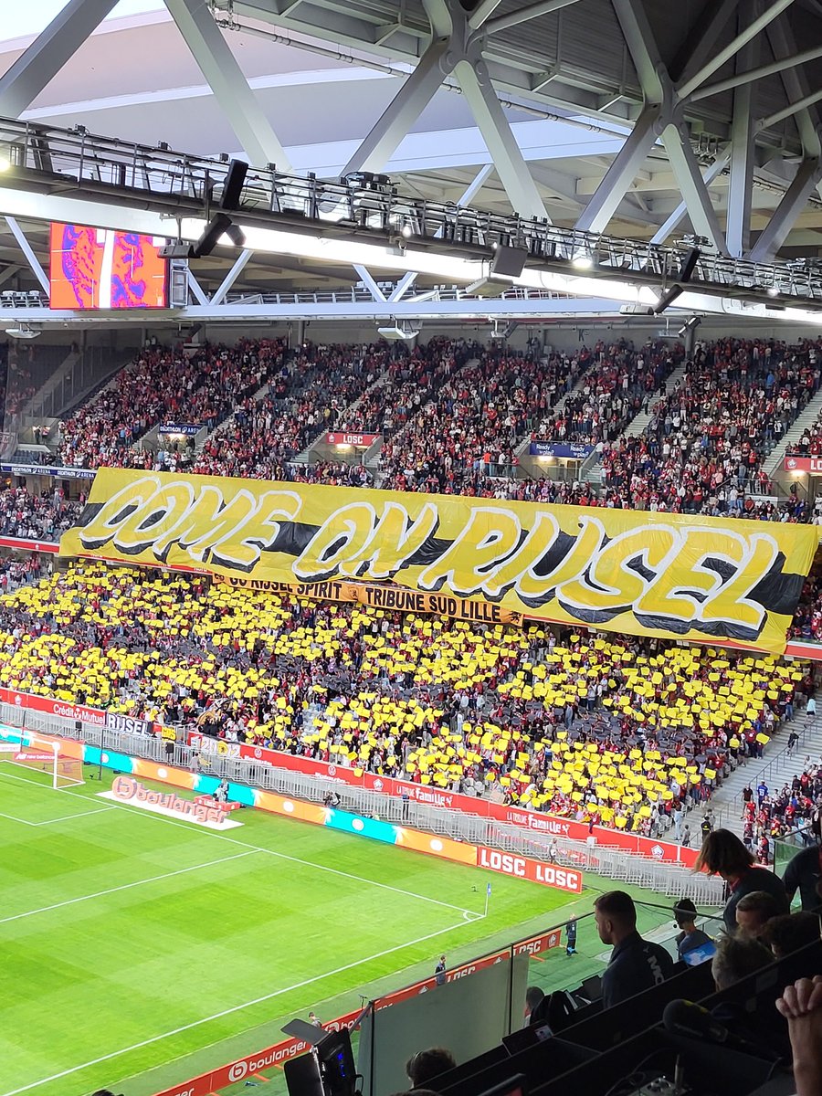 VSeiller's tweet image. Parcage monégasque plutôt bien garni (800 supporters), avec une bâche sur la naissance du club. Toujours plus loin de la pelouse le parcage, on adore... #ASM
