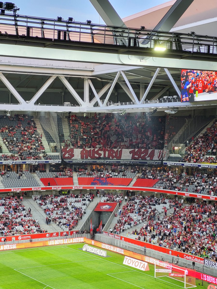 VSeiller's tweet image. Parcage monégasque plutôt bien garni (800 supporters), avec une bâche sur la naissance du club. Toujours plus loin de la pelouse le parcage, on adore... #ASM