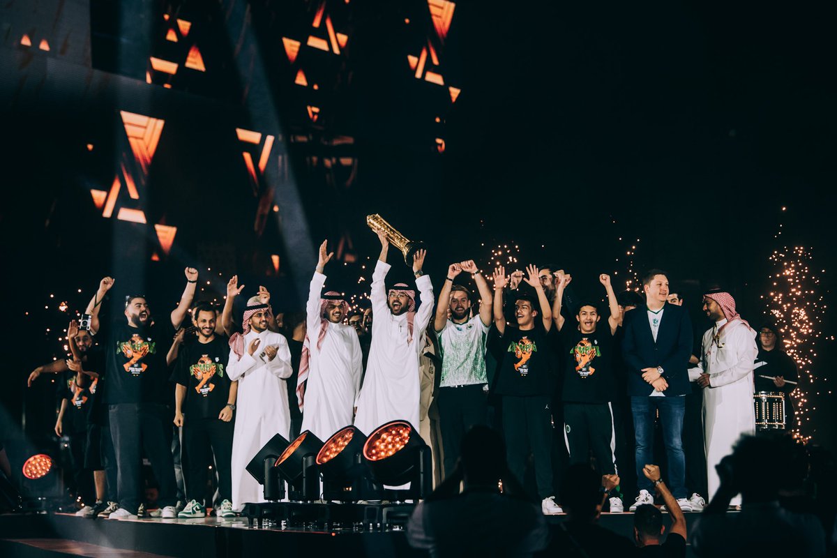 Different years, same champions 🏆🏆

#EWChampion - #ابطال_EWC