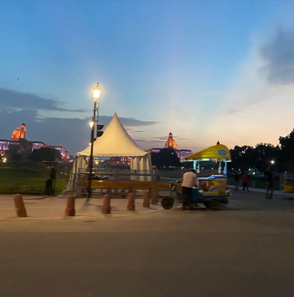 Evenings are the magical time when dreams begin to dance and reality takes a bow. Enjoy this enchanted moment.

#DelhiEvenings #StreetPhotography