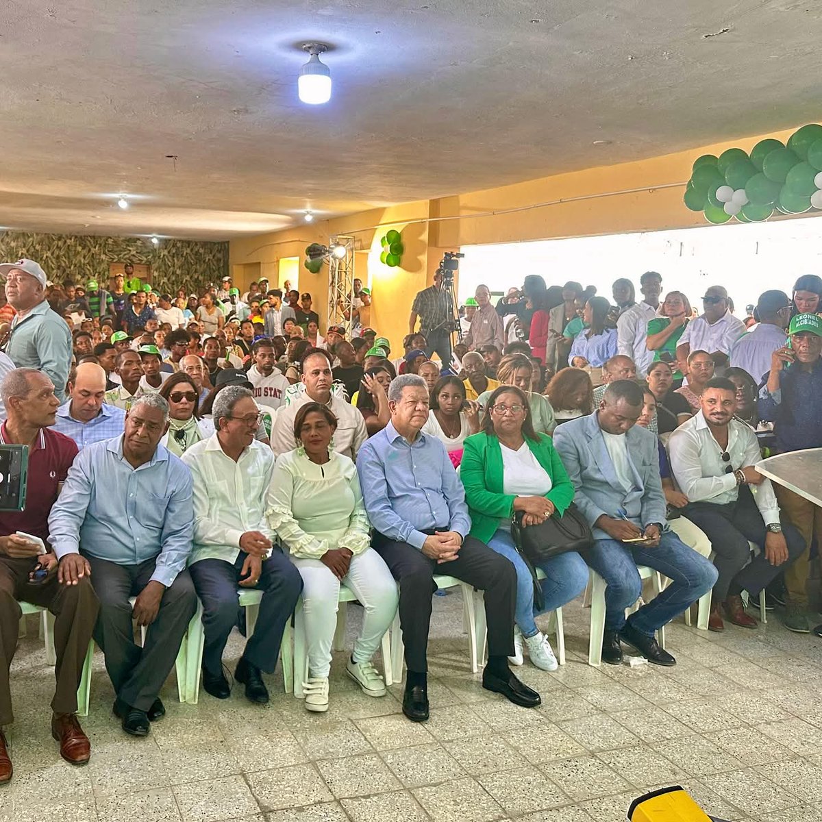 Leonel Fernández encabezando un acto en el que se integran nuevos miembros a la Fuerza del Pueblo en San Pedro de Macorís, provenientes de el PLD, el PRM e independientes. 

La Fuerza del Pueblo Crece!!!!