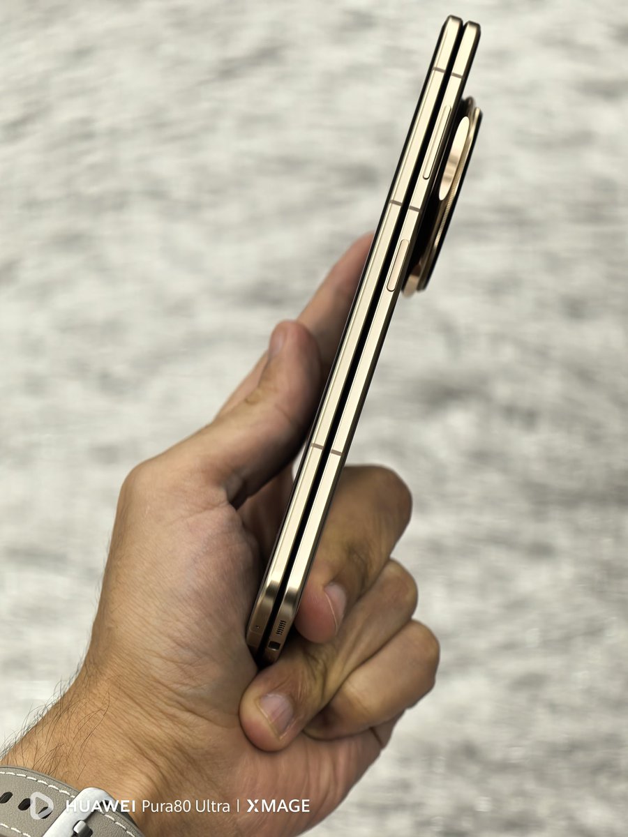 OnlyTechAE's tweet photo. What we have here, the new honor magic V5, I really like the color combination of it let's see if it's better than the Samsung fold 7 @TheGalox_
#HONORMagicV5 #HONOR #HONORAI #HonorMagic #magicv5 https://t.co/8sbKALXsVL