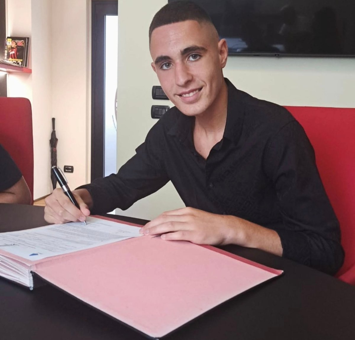 🏆 Il classe 2011 Antonio Manna, premiato come MVP del Torneo Villiam Vecchi vinto dal Milan U15, è un difensore centrale classe 2011 acquistato a Luglio 2025 dal Napoli a titolo definitivo. È dotato di un buon fisico ma anche di ottimi piedi per impostare dal basso.
