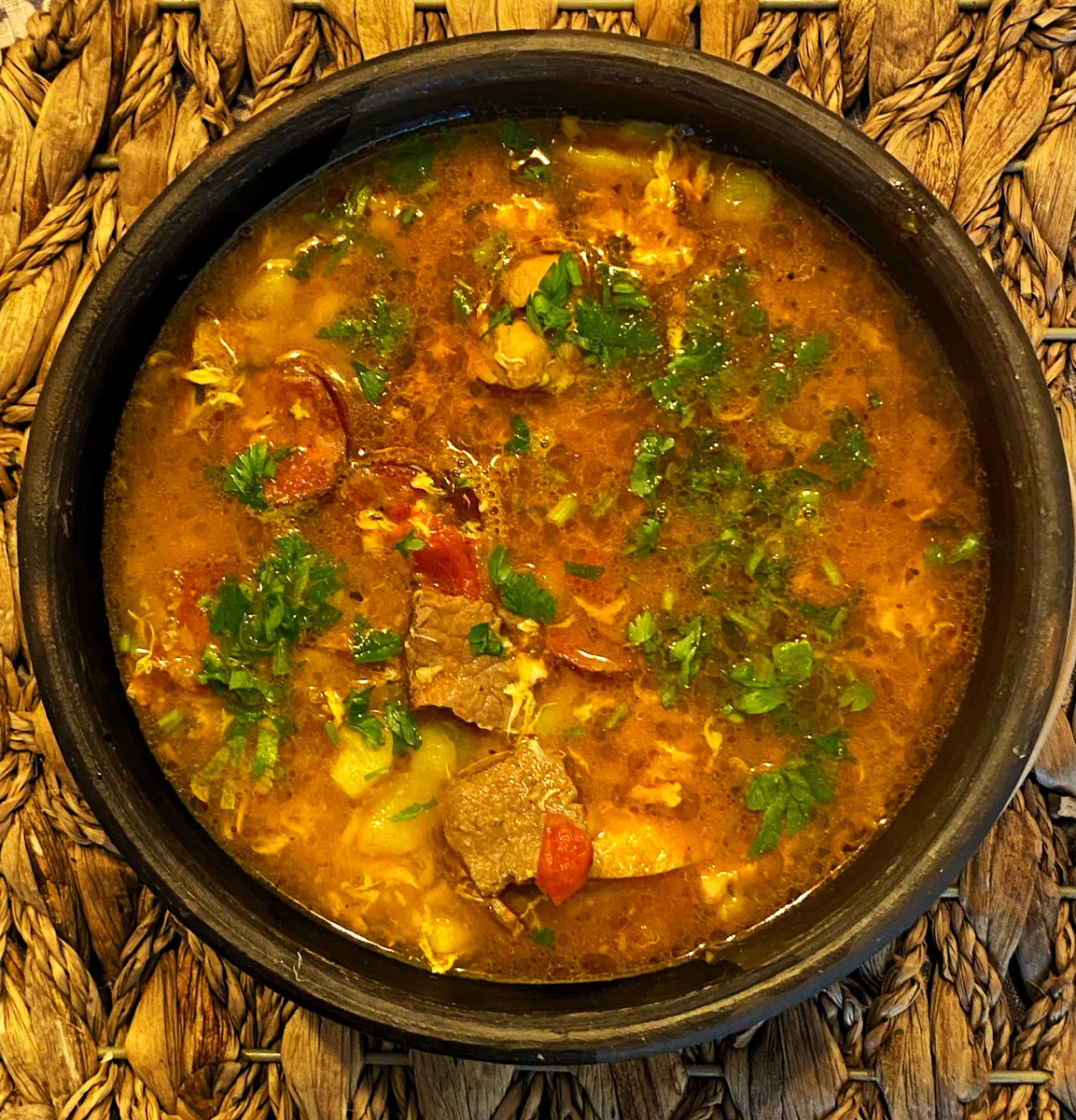 Ayer hicimos asado. Y con lo que sobró hoy haríamos ajiaco… pero la jefa nortina se adelantó con una Calapurca energizante (incluido el rocoto entero, con pepas y todo 🔥🔥🔥)