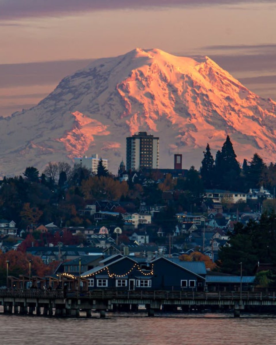 I like my pizza hot, my beer cold, and my volcano relatively dormant, thank you. 
🌋🍕🍻 #MountRainierWatchParty