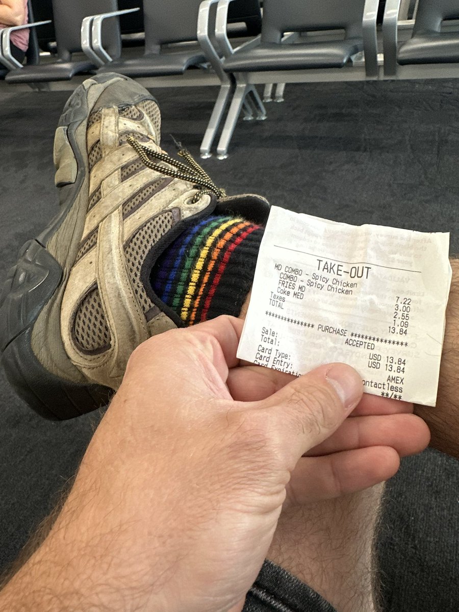 A flight delay means a meal on you and an extra long foot massage while I wait.
#findom #footfetısh #shoefetish #sockfetish