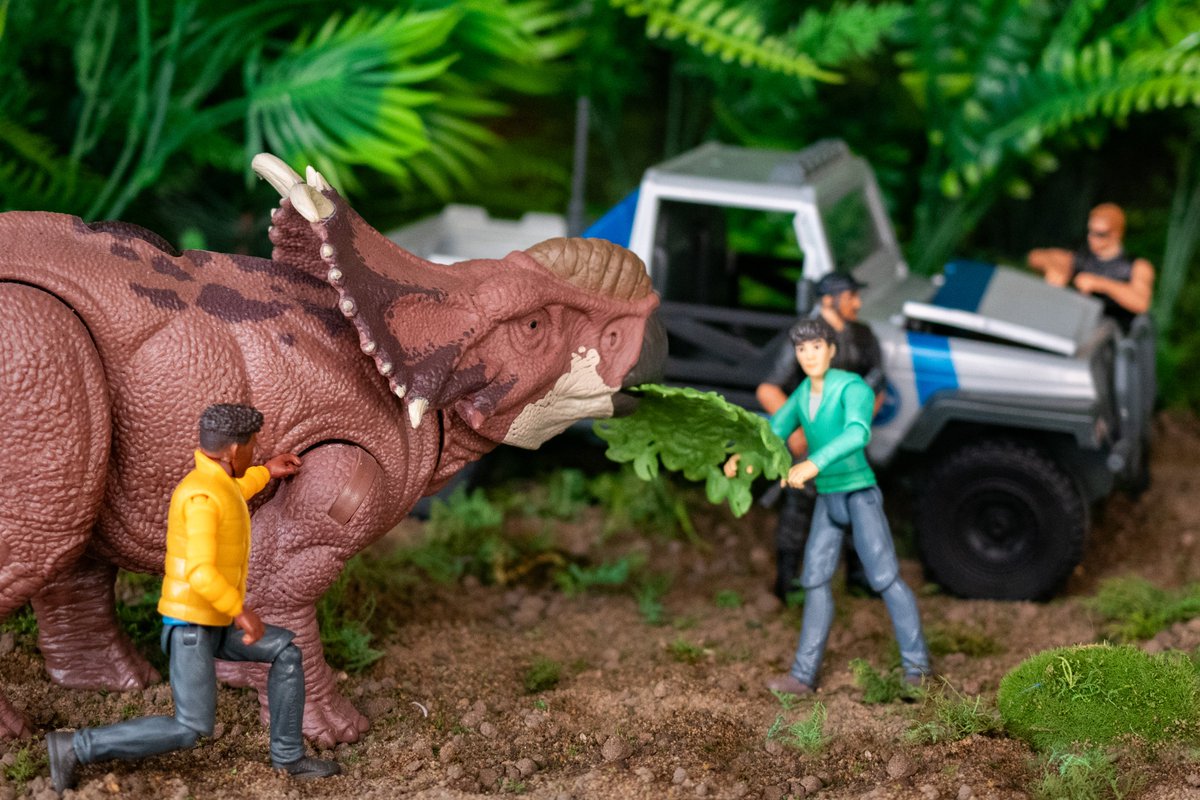 When their DPW vehicle breaks down in the middle of some woods, Darius and Kenji are tasked with calming a curious Pachyrhinosaurus who has come to investigate the strange vehicle.

#JurassicWorldChaosTheory #JurassicPark #JurassicWorld