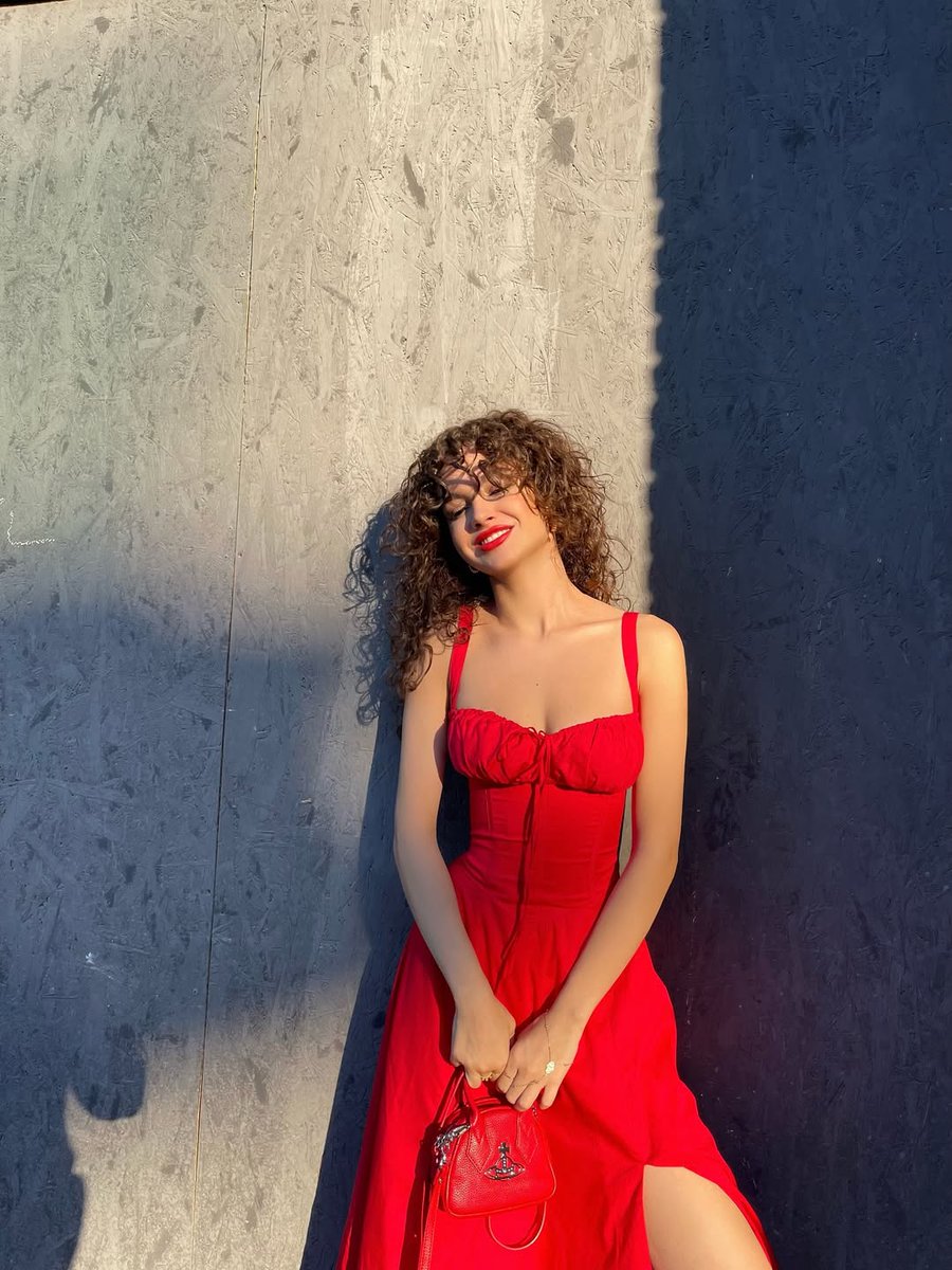 Just like the song says, with your beauty and charm you shoot straight into our hearts ❤️‍🔥🔫🤍🧿🫠
#SuBurcuYazgıCoşkun