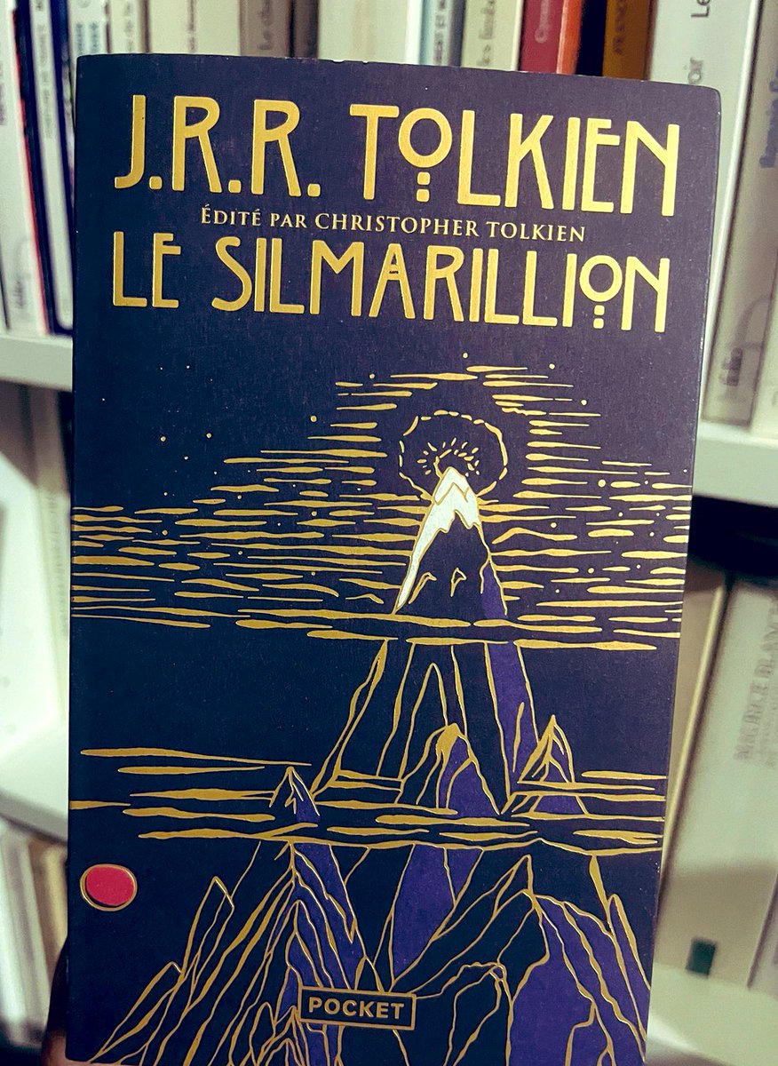 Le Seigneur des Anneaux, tout le monde connaît.

Mais peu savent qu’au cœur de cette œuvre, il y a une autre histoire. Plus vaste. Plus profonde. Plus ancienne.

Une histoire qui n’est pas seulement un livre, mais une mythologie entière, inventée par un seul homme.

Cette