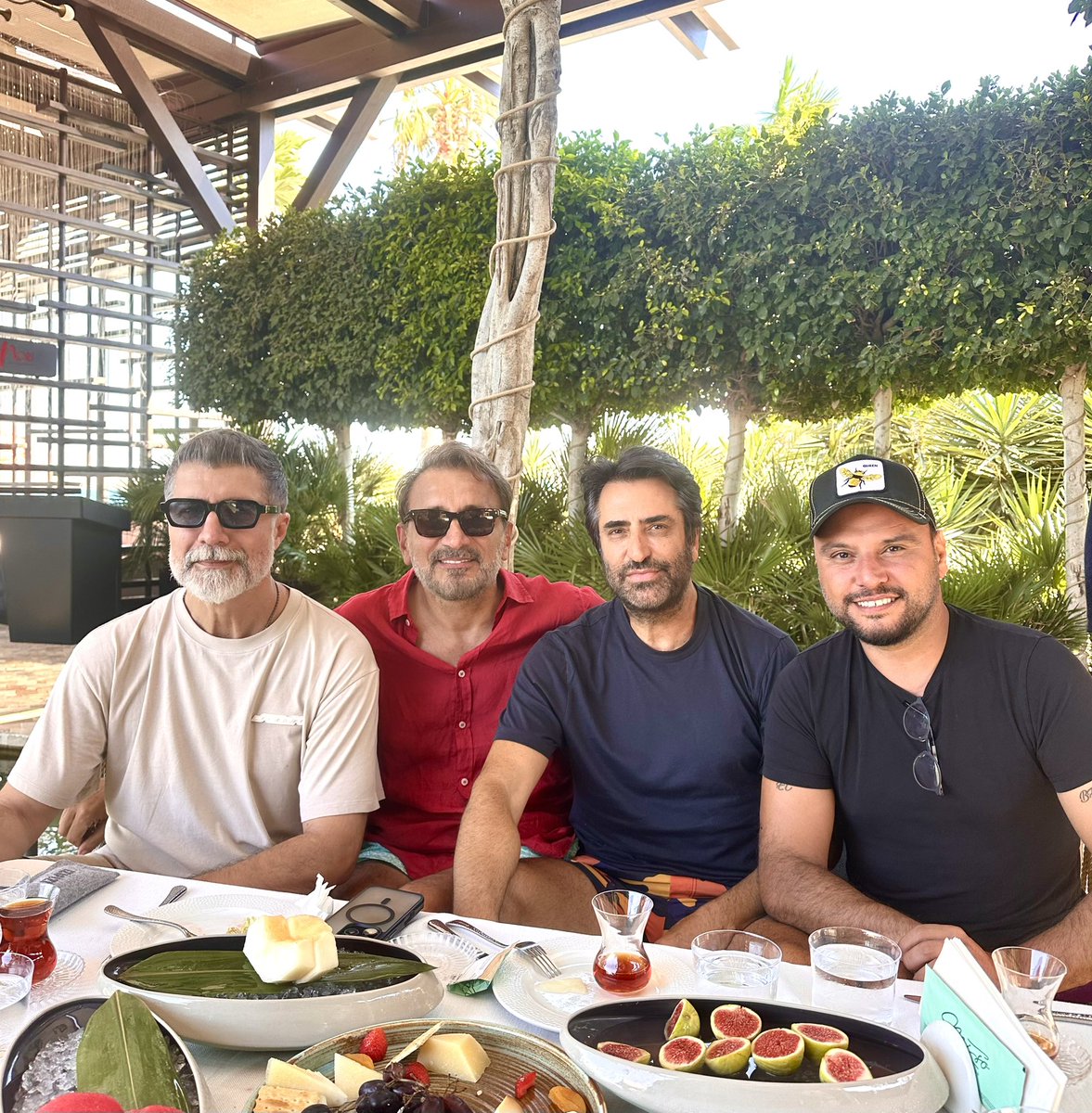 ssg37's tweet photo. @YeniAlisan @Mhsnkrmzgl 
@OzcanDeniz 
#sundayfunday https://t.co/VInallv479