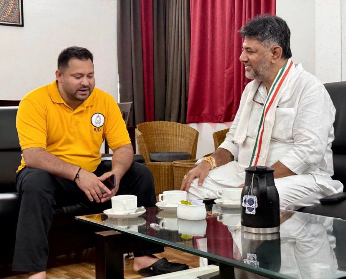तेजस्वी चोट्टे को अंग्रेजी नहीं आती है।😂 डीके शिवाकुमार को हिंदी नहीं आती।😂😂 
तो दोनों क्या भोजपुरी में बतिया रहे हैं? आप अपनी राय बताओ ?😂😂