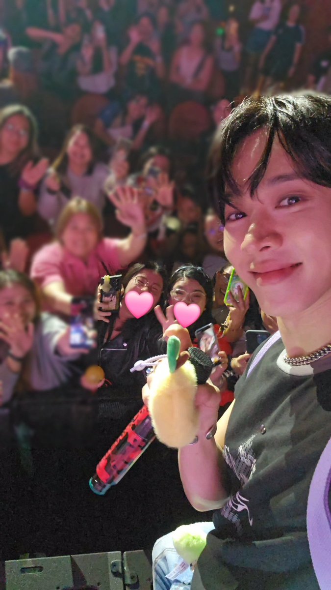 250823 HIGHLIGHT LIVE 2025 [RIDE OR DIE] IN MANILA 

gikwang took <a href="/seoblicious/">chey 🌸🌈</a>'s phone and took a selca with us 😭💚😭💚 we can truly die in peace now 

THANK YOU SO MUCH LEE GIKWANG YOU ARE THE BEST 😭♡ <a href="/900_330/">LEEGIKWANG</a>

#이기광  #하이라이트 #LEEGIKWANG #HIGHLIGHT