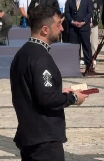 Всім дуже весело.

Який сенс постійно говорити про гідність, якщо потім треба отак плазувати перед людиною, яка задала 20% території країни і несе пряму провину за загибель сотень тисяч ?