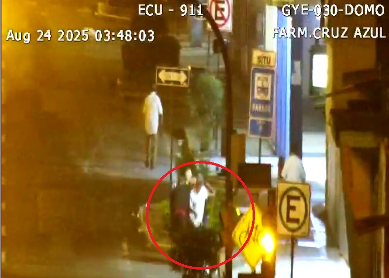 ecu911sambo's tweet photo. #Guayaquil 

Mediante 📹 de #VideovigilanciaECU911 se observó el robo a personas en Capitán Nájera y la 17, suburbio de #Guayaquil 

Inmediatamente se activó la coordinación con @PoliciaEcuador, dando como resultado la aprehensión de dos sospechosos.

#ECU911BrindaSeguridadIntegral