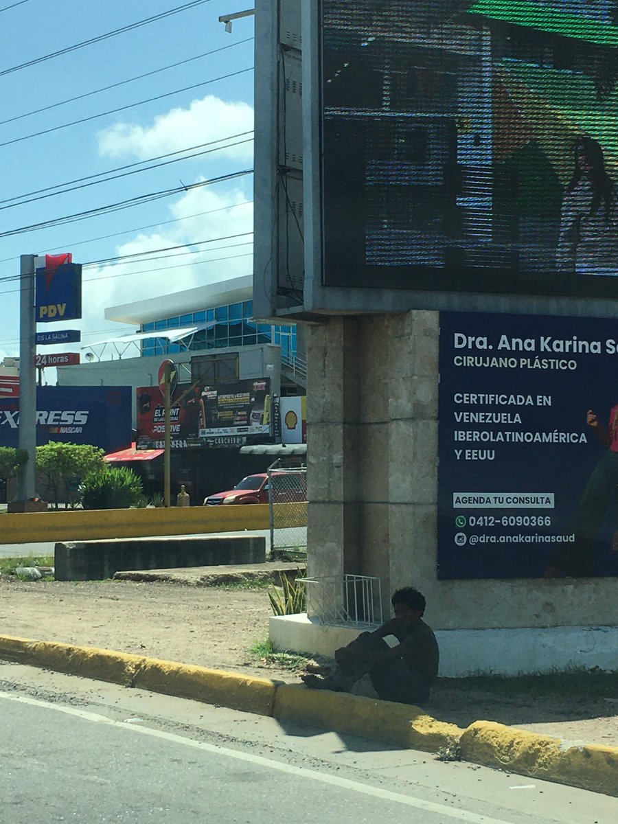 Este señor se encuentra Justo frente a Plaza Mayor ya tengo tiempo viéndolo en situación de calle, allí es donde el estado Venezolano debe actuar y darle resguardo y alimentación, ojalá y las redes hagan su Magia y en los próximos días esté protegido  #Lecheria