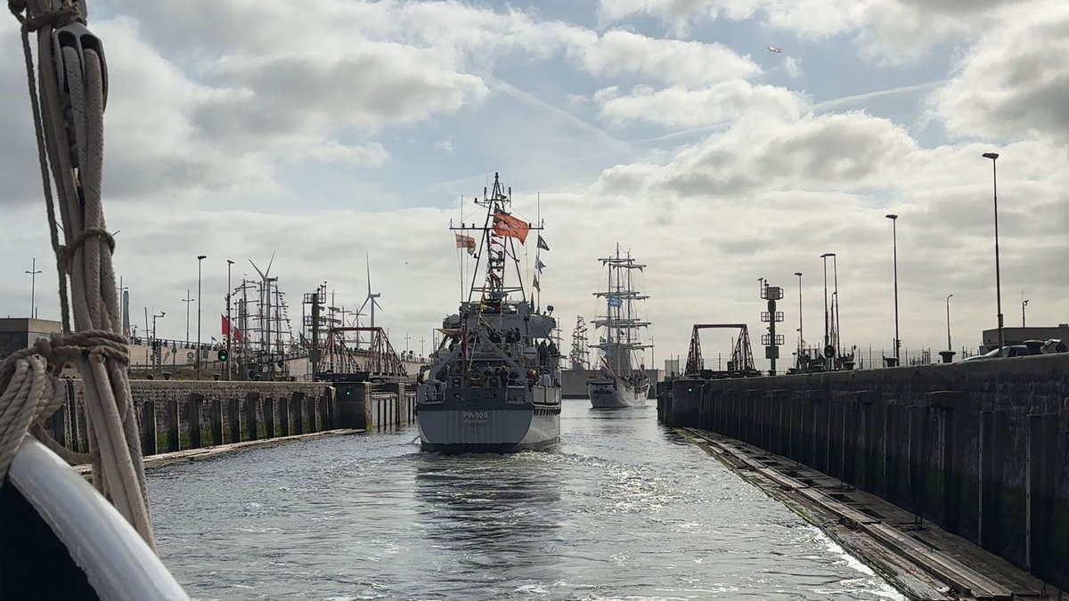 Let op: het duurt langer om de schepen van SAIL-out door de sluizen te loodsen. Daardoor zijn Noordersluisweg, Kanaaldijk en de route over het sluizencomplex in IJmuiden naar verwachting tot 21.00 uur afgesloten voor verkeer. Pont Velsen vaart niet als het druk is op het water.