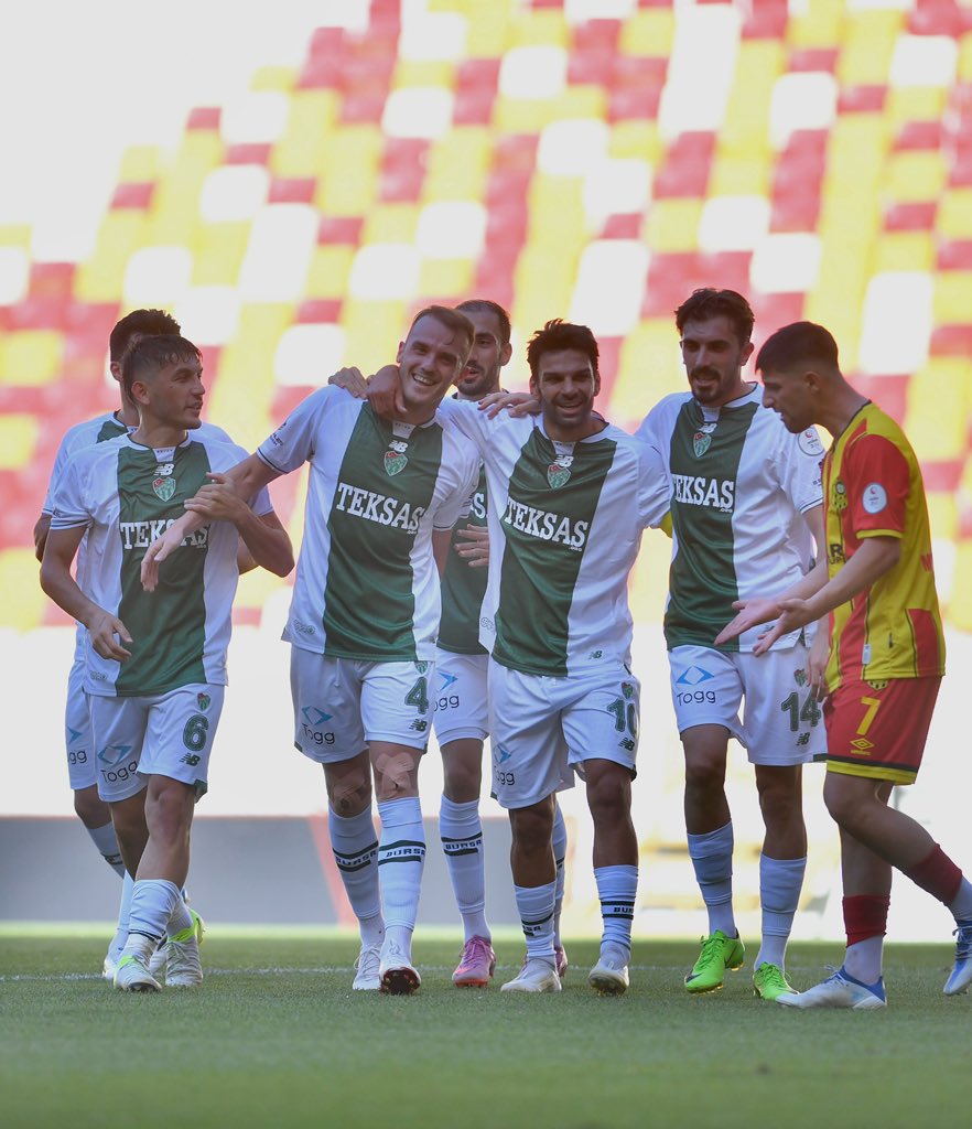 bsmedya's tweet photo. MAÇ SONUCU: BURSASPOR 8 - 0 Eski Malatyaspor

Allah'ın adaleti şaşmaz... Bursa kümeye diyenler hak ettiğini buldu... Muhteşemsiniz Tebrikler Takım! https://t.co/KVNLeUVuzH