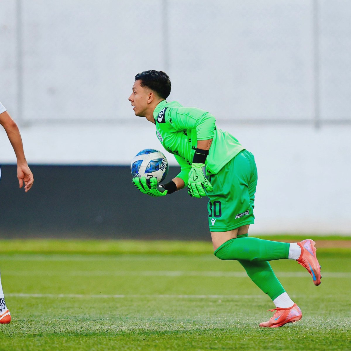 Quiero darle gracias a Dios, a mi familia, al doctor Gil Mojica encargado de la cirugía y al presidente <a href="/ybukele/">Yamil Bukele</a> por hacer de este proceso todo un éxito y regresar de manera óptima a las canchas, fue un proceso duro y difícil pero ojalá sea el inicio de un nuevo camino. ⚽️