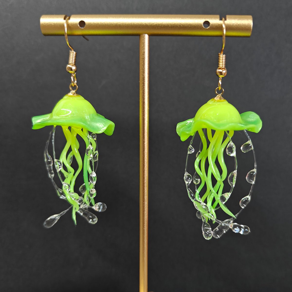 xdesignhandmade's tweet photo. https://t.co/pOBuMqXm4r
Bright Green Jellyfish 3D Polymer Clay Gold Plated Drop Earrings
#jellyfish 
#brightgreen 
#dropearrings 
#polymerclay 
#amazonhandmade
#founditonamazon https://t.co/LDYog73Xb8