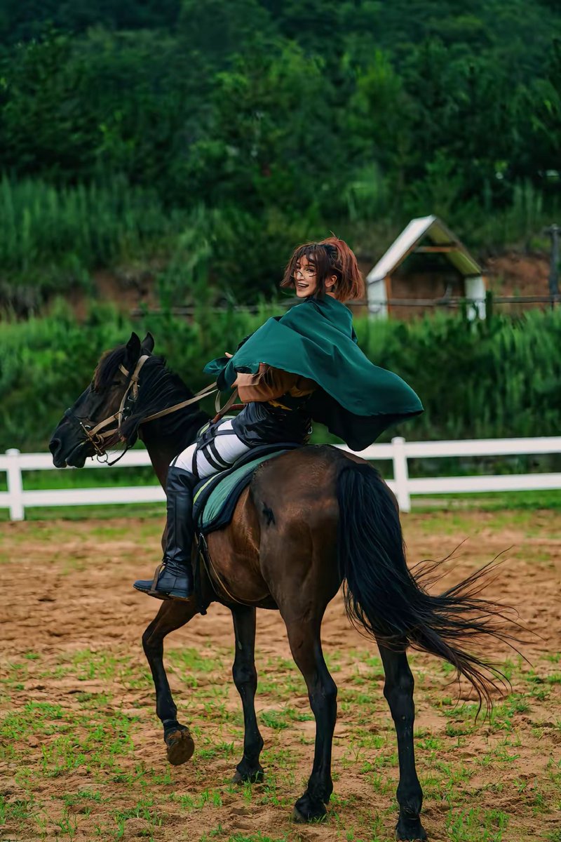 xiaoche0807's tweet photo. #ハンジ·ゾエ #ハンジ #cos #cosplay 
“保全她一路上无风起浪。”

去年在外地团建拍的  
第一次骑马不知道这匹马是偏瘦的类型，加上是当时团建的负责人找的地方，所以在拍摄前都不知道情况。 https://t.co/E4MgcjcBRb