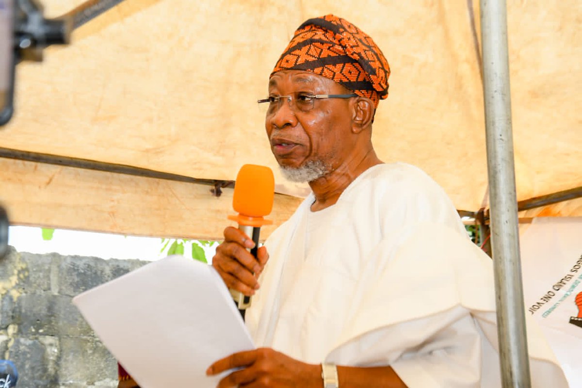 SymbolsQuotes's tweet photo. "PEOPLE are the CENTRE of POLITICS &amp; GOVERNMENT. Any government, whether democratic, military, authoritarian, monarchical, or by whatever definition, that does not make their WELFARE &amp; WELL-BEING THE BASIS OF GOVERNANCE, will soon lose RELEVANCE &amp; DIE." — Ogbeni @raufaregbesola https://t.co/5uA3Vxtrs8
