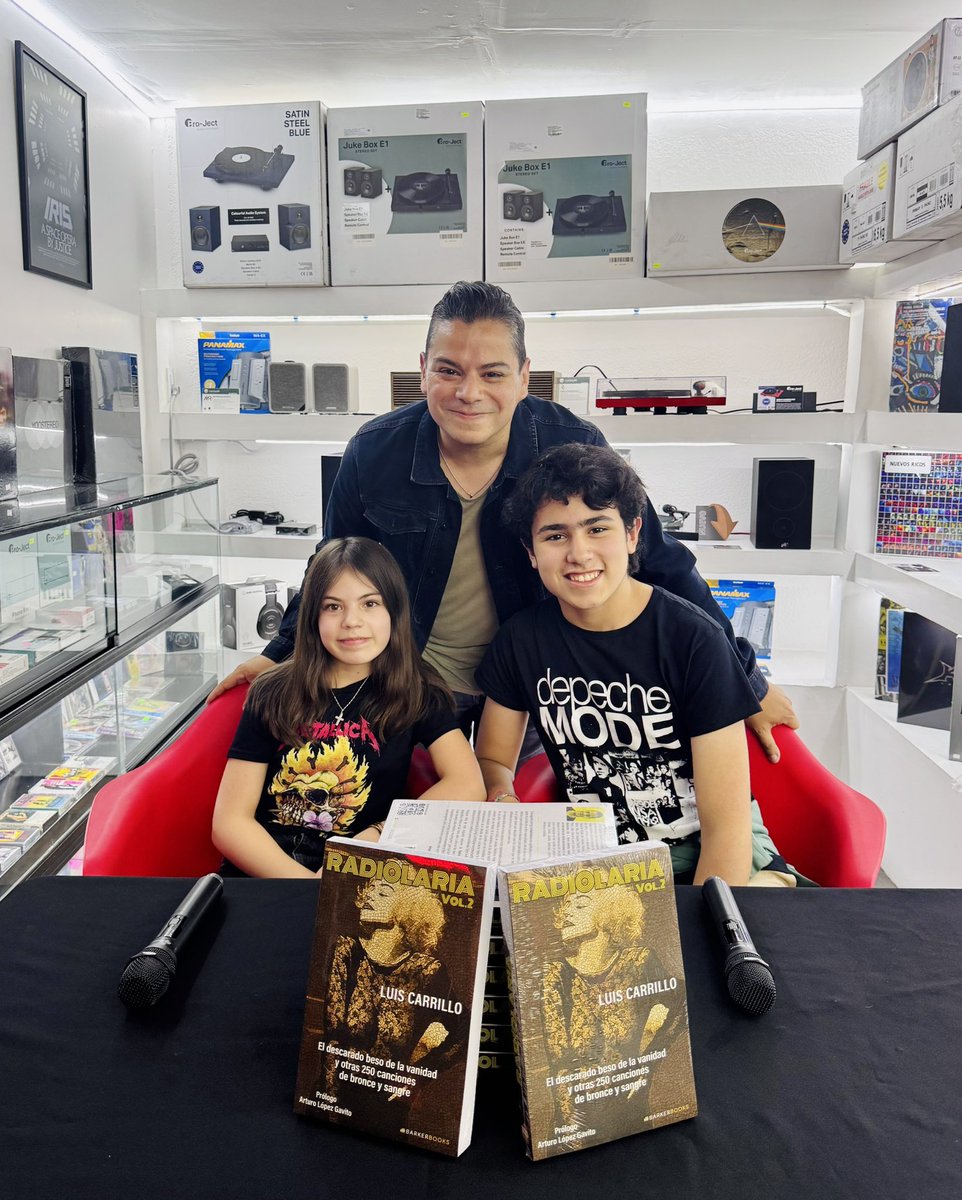 Inphidelio's tweet photo. Lo que diga acerca de ayer será insuficiente. La presentación oficial de #RadiolariaVol2, entre cientos de vinilos de @LaRomaRecords y con el señorón @algavito como gran cómplice, ha sido entrañable y fantástica. 

Gracias a todas y todos. https://t.co/v5Kv2sNre9