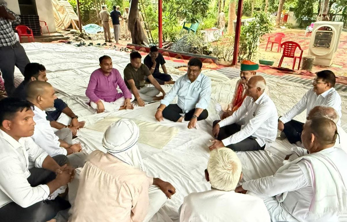 Sanjay Sharma (@sanjay4india1) on Twitter photo आज गांव कोहराना पहुंचकर तिजारा विधायक महंत श्री महंत बालकनाथ योगी जी के दादा जी के निधन पर शोक जताया ..
प्रभु श्री राम से दिवंगत आत्मा की शांति के लिए प्रार्थना की।
<a href="/MahantBalaknath/">Yogi Balaknath (मोदी का परिवार)</a> आज गांव कोहराना पहुंचकर तिजारा विधायक महंत श्री महंत बालकनाथ योगी जी के दादा जी के निधन पर शोक जताया ..
प्रभु श्री राम से दिवंगत आत्मा की शांति के लिए प्रार्थना की।
<a href="/MahantBalaknath/">Yogi Balaknath (मोदी का परिवार)</a>