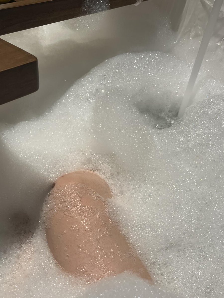 ShivJee98661564's tweet image. Soaking in bubbles, gearing up for sleep—simple pleasures 🌙🧼 #NightlyRoutine #RelaxTime