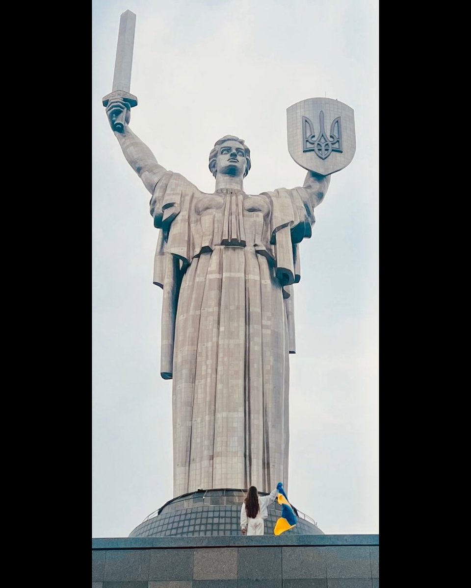 Idag är Ukrainas självständighetsdag 🇺🇦 

Varje dag här är en kamp, varje dag här förlorar någon en person som de älskar, men samtidigt växer sig nationen starkare och mer stolt för varje dag.

Jag tog idag ett foto som visar just hur Ukrainare känner för sin nation, en liten