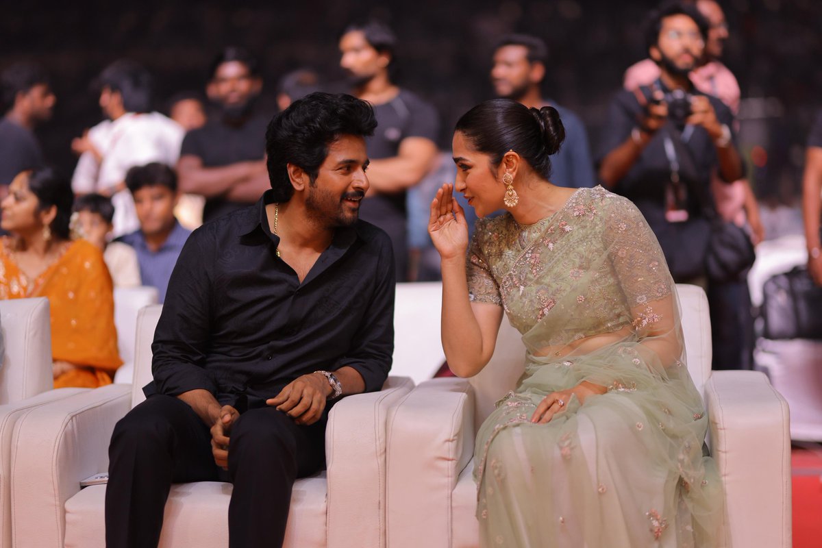 The love between all the action ❤️

Raghu and Malathy - <a href="/Siva_Kartikeyan/">Sivakarthikeyan</a> and <a href="/rukminitweets/">rukmini</a> share a lighter moment at the #Madharaasi Audio and trailer launch!

#MadharaasiTrailer out now : bit.ly/MadharaasiTrai…

#MadharaasiFromSep5