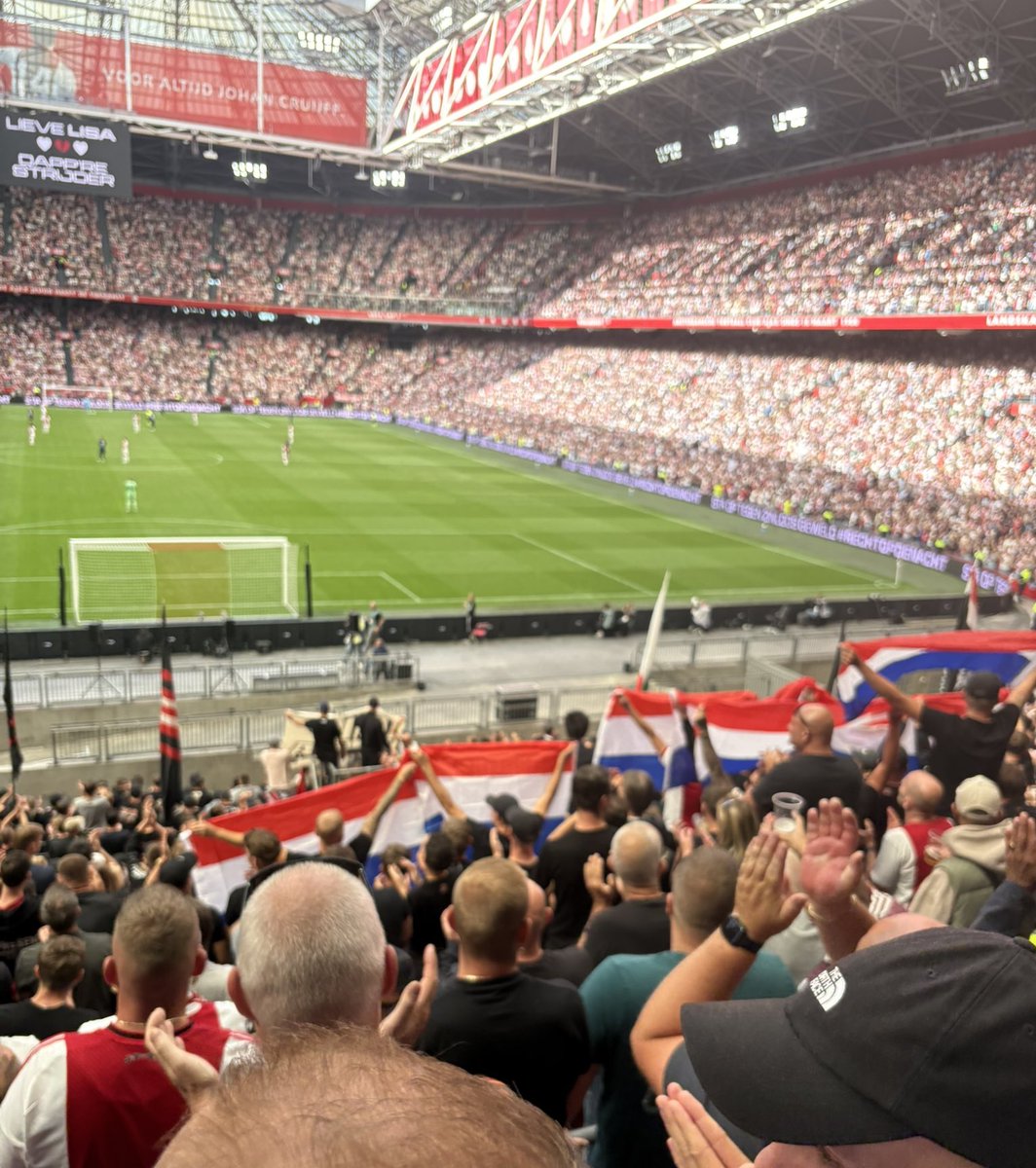 Ajax-supporters eren gedode Lisa met een minuut applaus. Ook hielden zij meerdere Nederlandse vlaggen omhoog, de boodschap mag duidelijk zijn! 🇳🇱 #ajaher