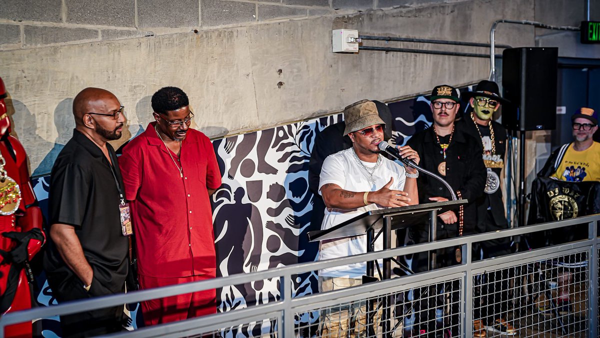 DJQUICKSILVA's tweet image. I have done some pretty dope stuff in my career but yesterday is definitely on the top of the list 🙌🏽 I had the privilege of inducting Kid &amp;amp; Play into the National HipHop Museum 🔥🔥 

As a kid who was truly inspired by House Party this moment was special 🙏🏽