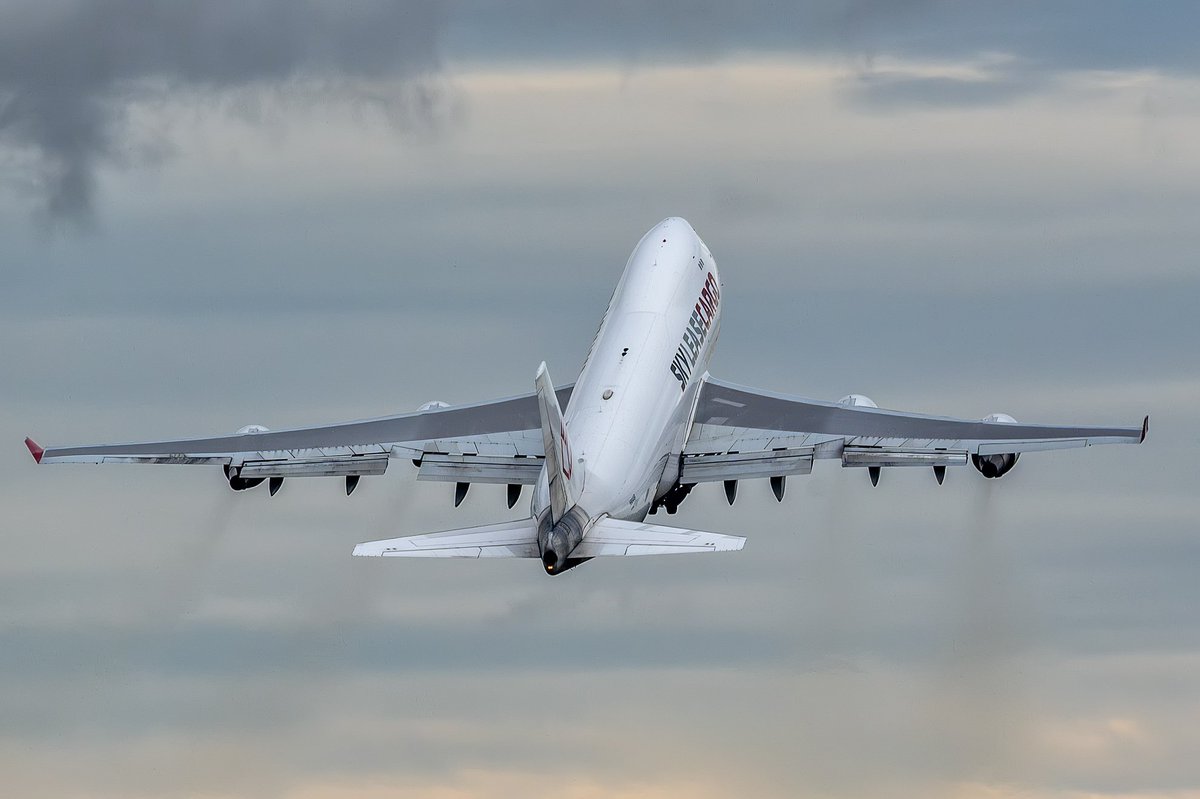 Desafiando la lluvia amenazante y el viento polar, la reina de @skyleasecargo 🇺🇸 emprendía su vuelo de retorno hacia Chicago.
#ASUspotters by <a href="/aeronauticapy/">aeronauticapy.com</a> &amp; <a href="/aviacionline/">Aviacionline.com</a>