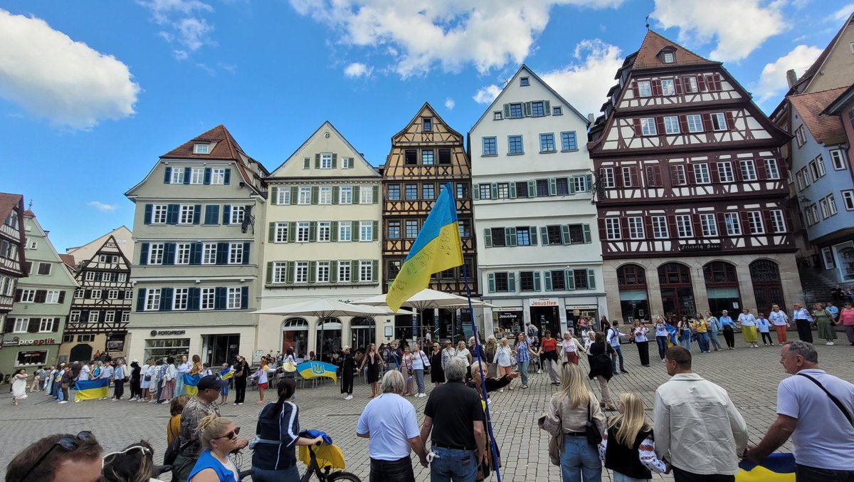 Mit einer Menschenkette der Verbundenheit demonstrieren wir Heute in #Tübingen unsere Solidarität mit der #Ukraine