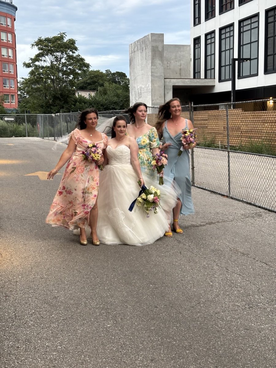 nellandsara's tweet image. It’s the day after the wedding and Sara shares some photos and her poem with Senior Labrador Nell.

conversationswithnell.org/2025/08/24/the…

#lifewithdogsandotheranimals  #weddingdecor #toronto #bride #cake #love #family