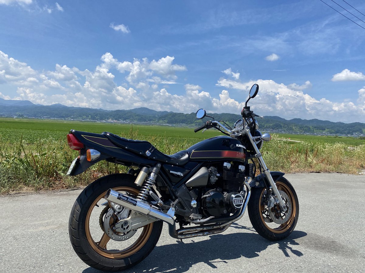 moalock's tweet photo. KAWASAKI zephyr x400 #これを見た人は愛車の背景が和の画像を貼れ https://t.co/bGhrflw9Ou