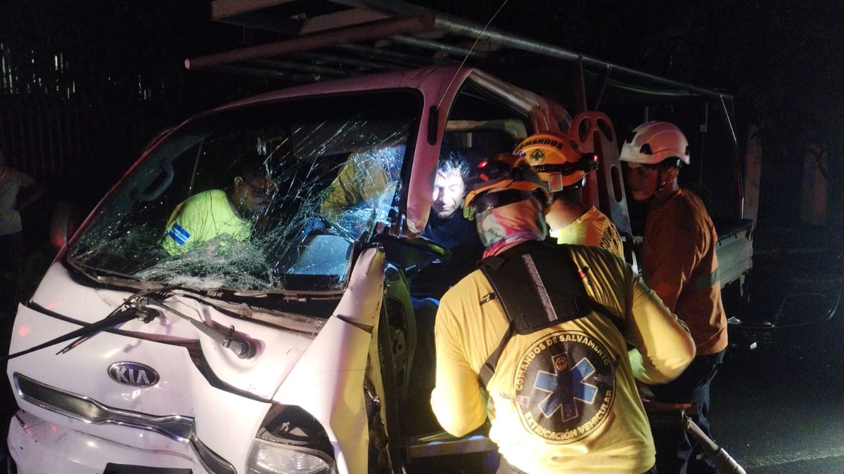 El conductor de camioncito resultó lesionado anoche al impactar con la parte trasera de una camioneta en la calle 5 de Noviembre y avenida República Federal de Alemania, en San Salvador. Comandos de Salvamento rescató a la víctima que había quedado atrapada. 📸 Cortesía