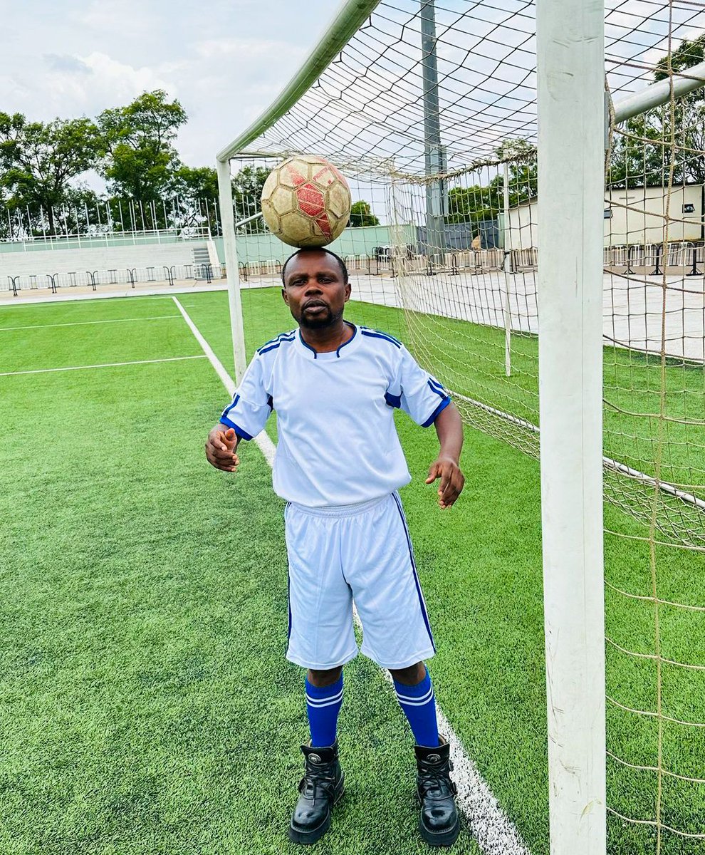 JeanClaude24441's tweet photo. Icyamamare nyarwanda umuhanga muguconga ruhago na Dribbles arazizi🤣🤣🤣 https://t.co/SdIYU8tGRL