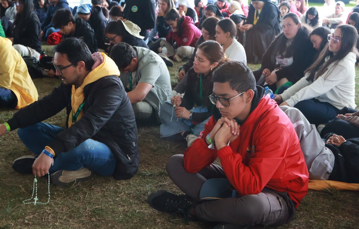 eberdejor's tweet image. Como signo de la universalidad de la Iglesia, rezaron el Santo Rosario en portugués, inglés, italiano, francés y latín, meditando sobre la virtud de la esperanza. @aciprensa @EWTNNoticias