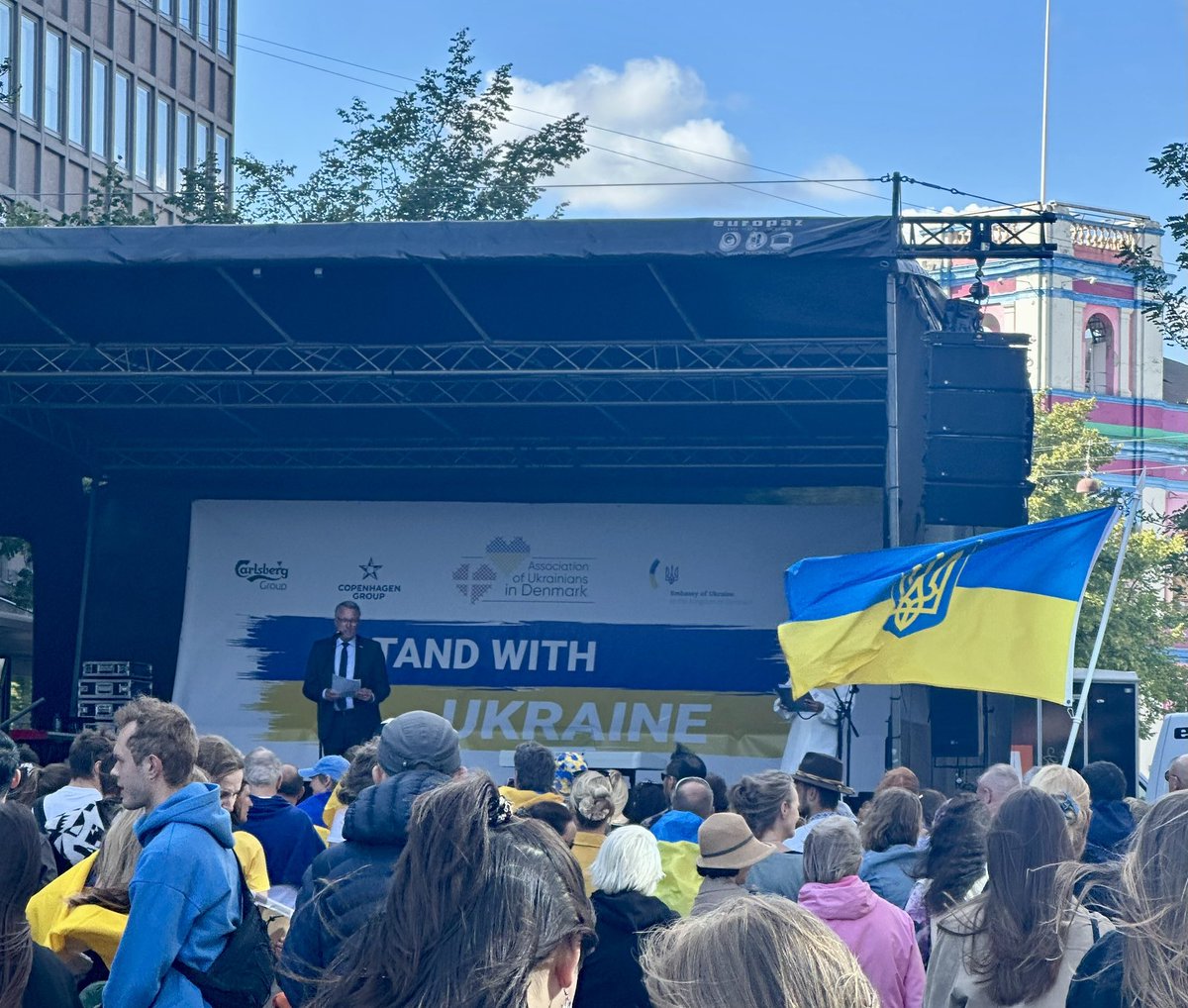 🇺🇦 Celebrating Ukraine’s Independence Day in the heart of Copenhagen! A strong message of Denmark’s unity, support, and unwavering solidarity for Ukraine from 🇩🇰 minister <a href="/mfMorten/">Morten Bødskov</a>. Denmark stands with Ukraine — today and every day. 💙💛 #StandWithUkraine