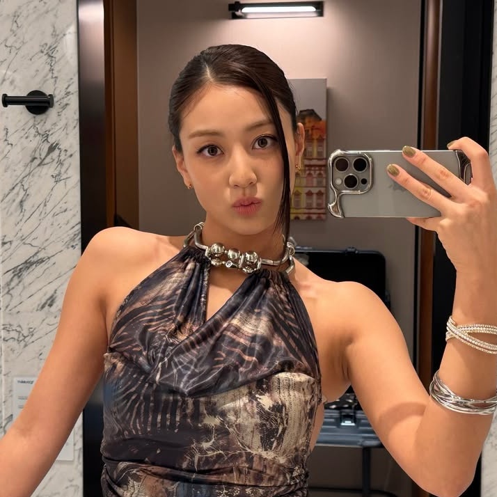 _zyoziyo's tweet image. Mandatory mirror selfie! feelin pretty so I won&apos;t delete it in any minute. Neway, so happy to see you all once! See ya again in September 🌈🤍