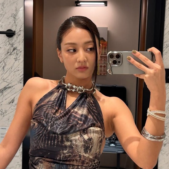 Mandatory mirror selfie! feelin pretty so I won't delete it in any minute. Neway, so happy to see you all once! See ya again in September 🌈🤍