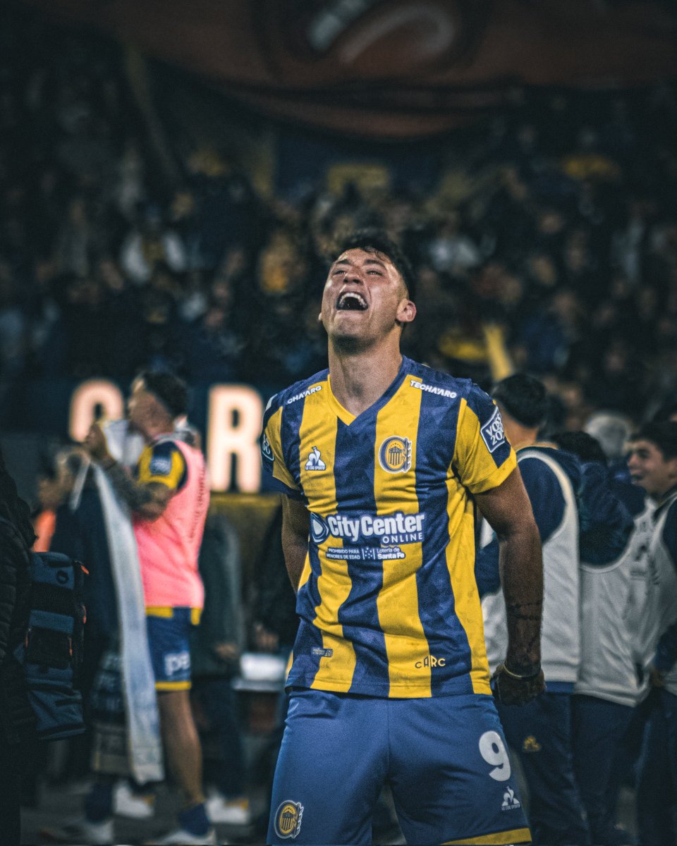 Hay jugadores que entienden lo que es un clásico y otros que lo sienten de verdad. Alejo Véliz lo jugó como un hincha: con el corazón a mil, dejando todo en cada pelota, trabando hasta con la cabeza y peleando cada metro de la cancha. Los clásicos se juegan así, como los juega