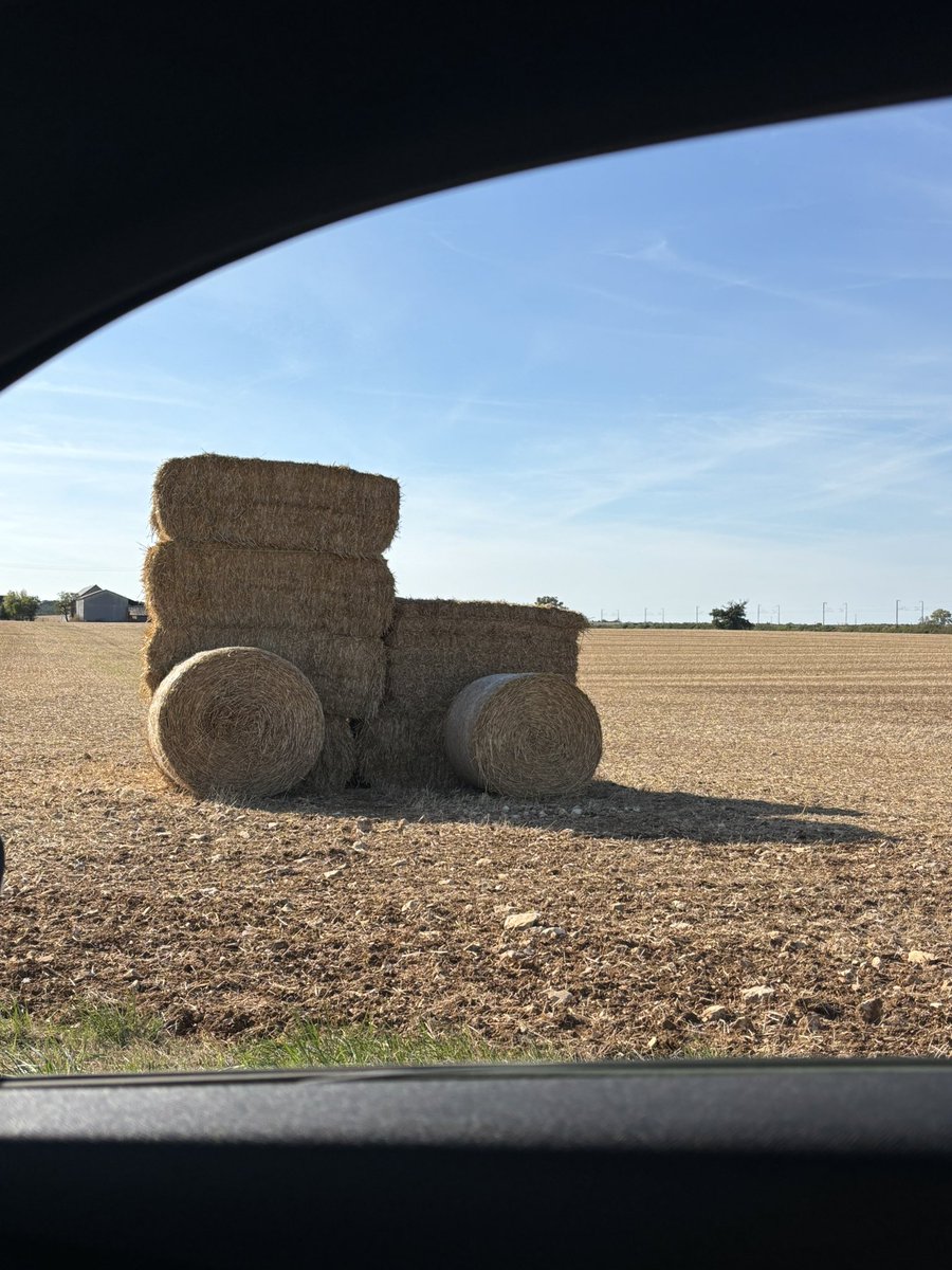 LoicKervran18's tweet photo. 🚜 🇫🇷 Fierté de notre agriculture, de nos traditions, de nos fêtes villageoises.
J’étais samedi matin au comice de #Lignières, samedi après-midi au comice de #Baugy, samedi soir aux 60 ans du comité des fêtes de #Chavannes et dimanche aux 48h des Grivelles à #Sancoins! https://t.co/5bli5Top1r