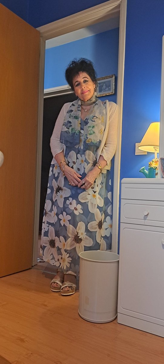 VCabuy's tweet photo. Fase 2 van "den trouw". Ja kijk, zo'n trouwfeest kruipt niet in je kleren hé 😉 En nee, niks alcohol, want was met auto, zonder de kleine grote @JustJordank want die was ziek...Onze buren kozen een topzaal met geweldige DJ! Ik ging los in de #outfitofthenight #TerraDeSiena 🎉👗💄 https://t.co/cdQkJPiGbN