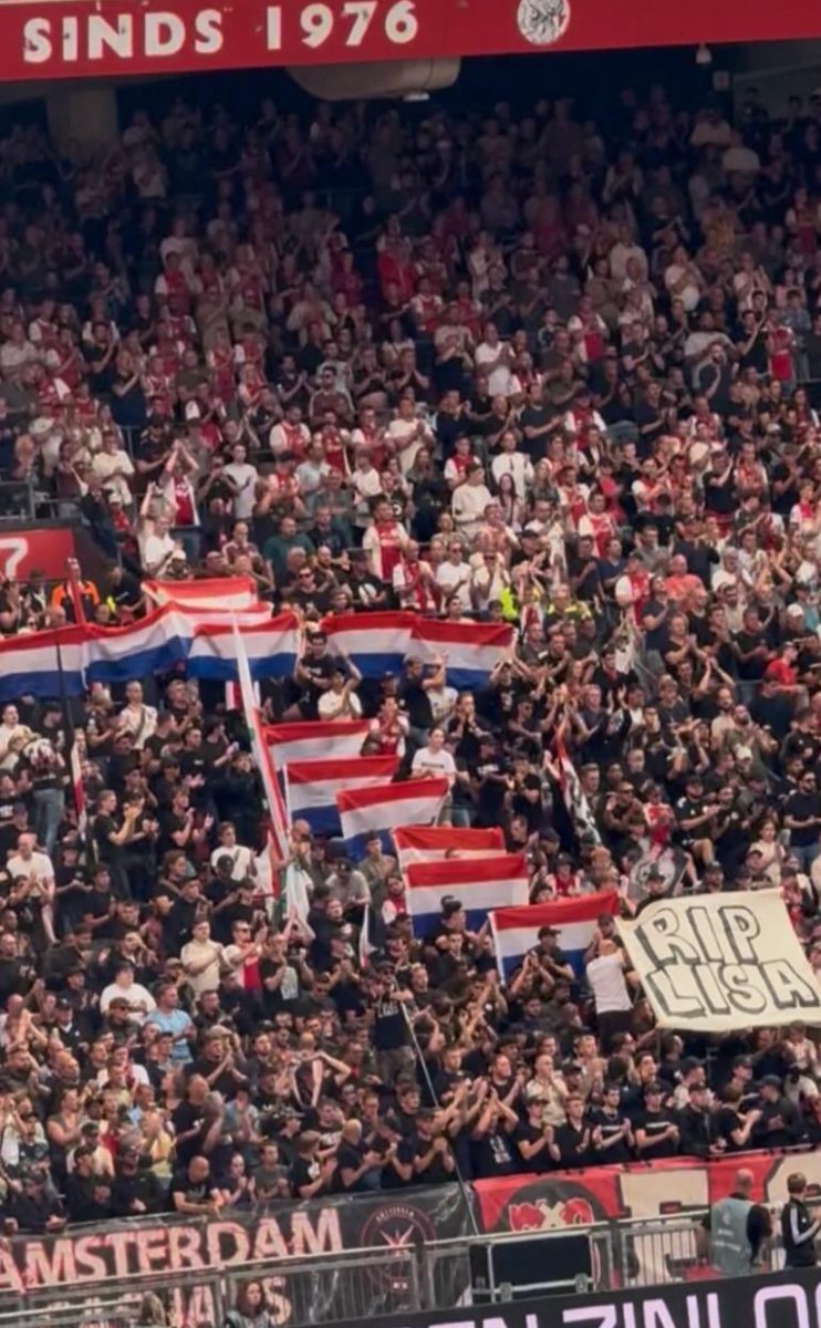 Kruis van Nederlandse vlaggen op de F-side voor Lisa.