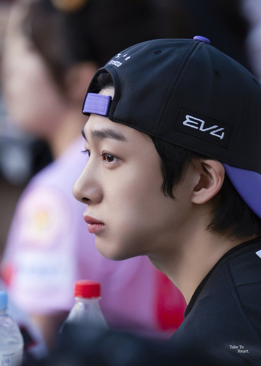 250824 기아 시구 형원 
자리 돌아가는 길목에서 보였는데
오물오물 뭔갈 계속 먹고 계셔서 너무 귀여웠어요..
#형원 #HYUNGWON #몬스타엑스 #MONSTAX #MONSTA_X