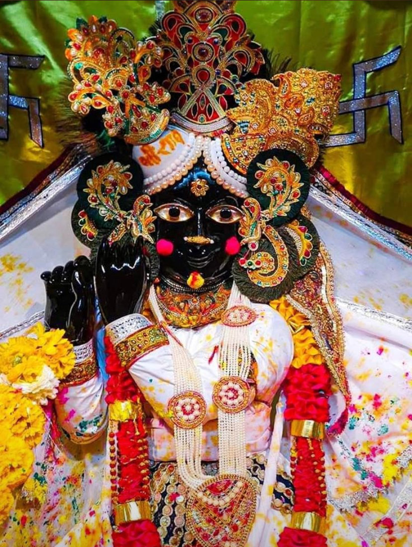 कृष्णाय वासुदेवाय हरये परमात्मने , 
प्रणत: कलेशनाशाय, गोविंदाय नमो नमः ॥

जय बाँके बिहारी🙏🏻💐
शुभ रात्रि वंदन 🙏🏻🌴💐