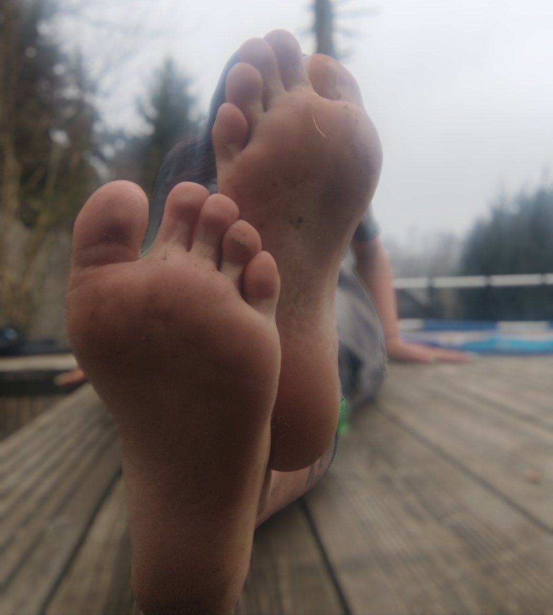 carter_lea35's tweet image. Bei dem Wetter kann man nur kurz im Garten etwas machen 🙈 schönen Sonntag euch allen ♥️ #füße #socken #fussfetisch #fusscontent