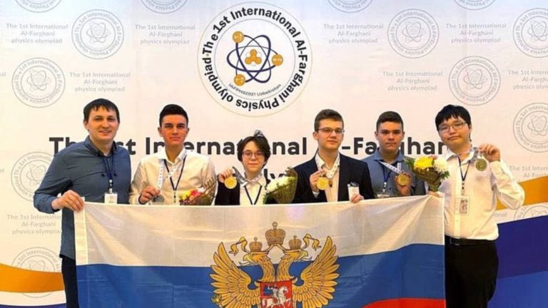 Русские школьники:
- выигрывают мировые олимпиады по физике, химии, программированию, готовятся покорять космос, совершать научные открытия, писать симфонии.

Украинские школьники: 
- выиграли чемпионат хутора по лепке Путина из говна, постояли на коленях, написали мне гадостей.